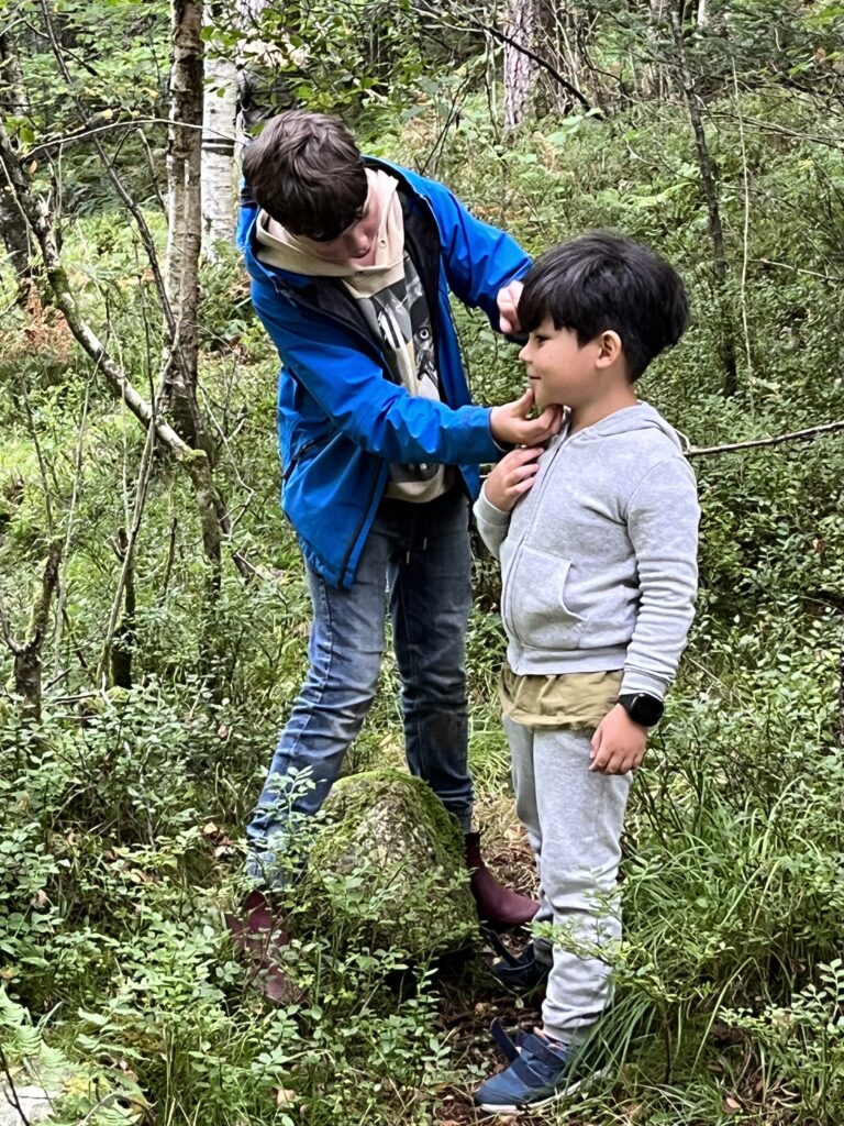Bilde 5: Gjemmer han noe i munnen tro? «Gap opp».